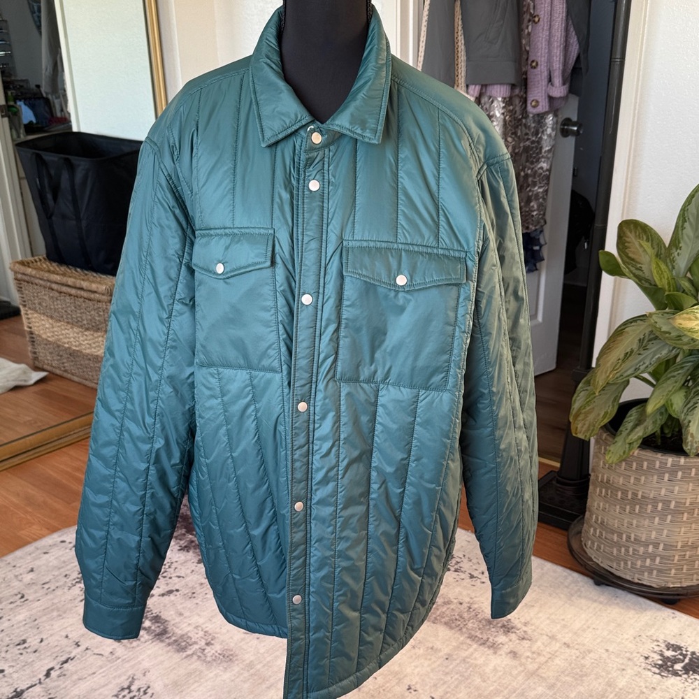 Zara Women  green quilted shirt jacket.  Size Xlarge